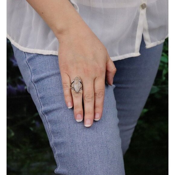 Sterling Silver Mother of Pearl Ring Size 6 - Picture 4 of 7